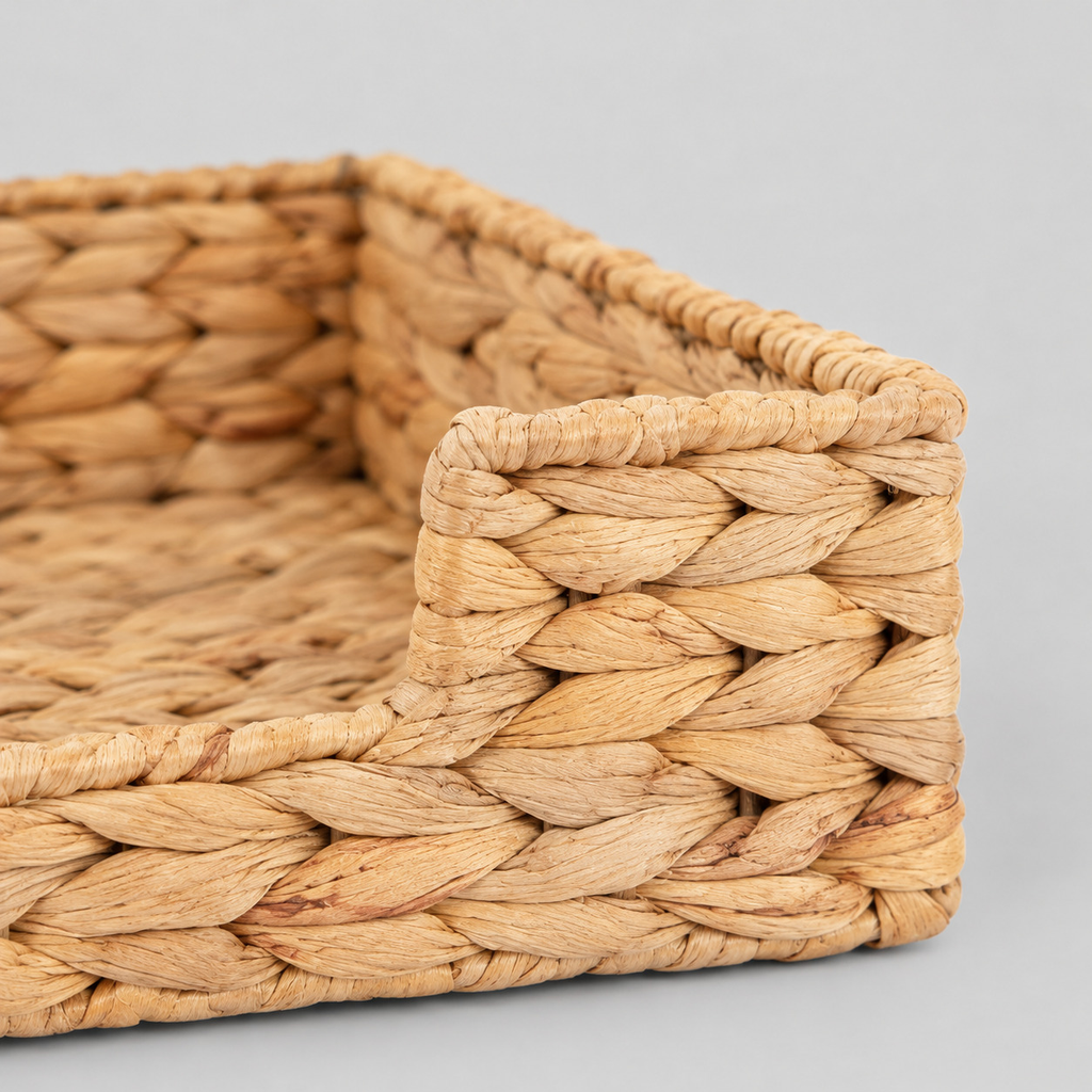 Close up of the thick braided weave of the water hyacinth on the woven water hyacinth napkin tray