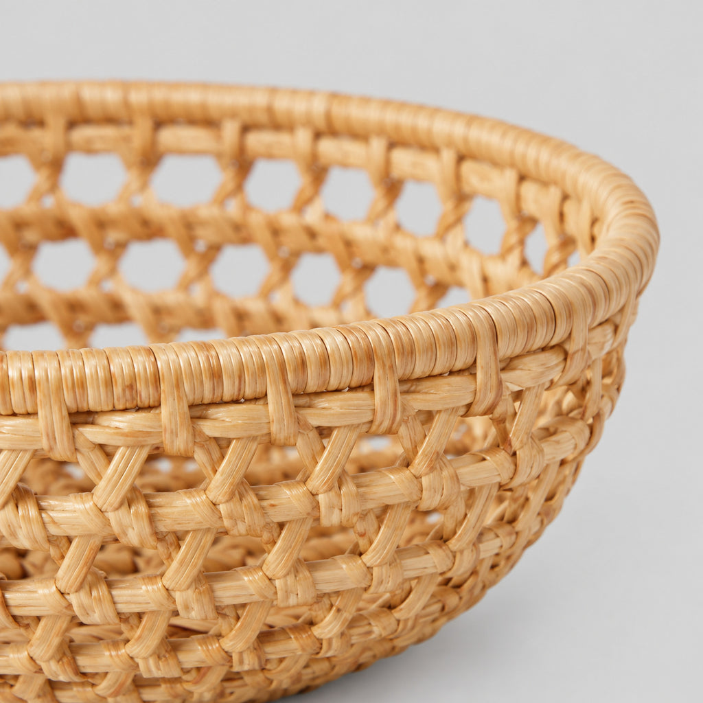 Close up of the tightly wrapped rattan rim of the woven rattan round basket tray