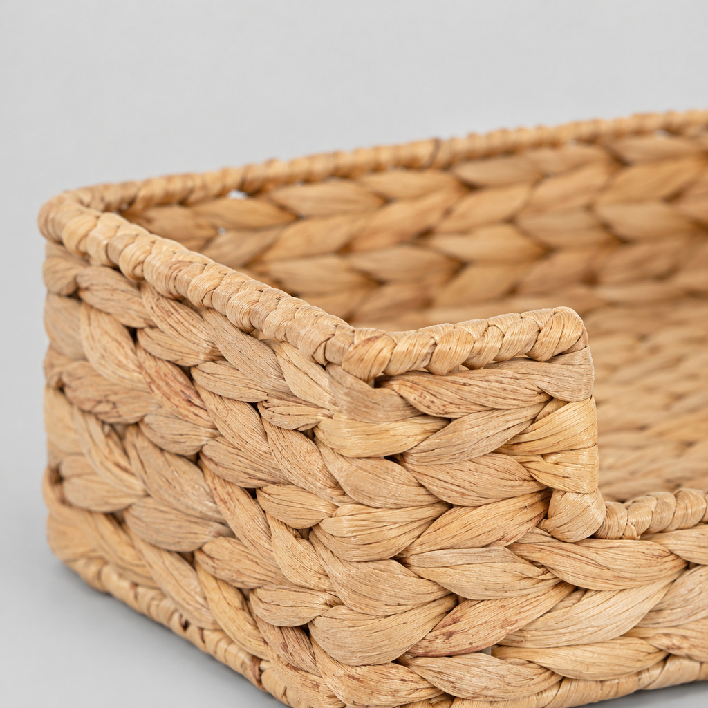Close up of the rounded rim along the upper edge of the woven water hyacinth napkin tray
